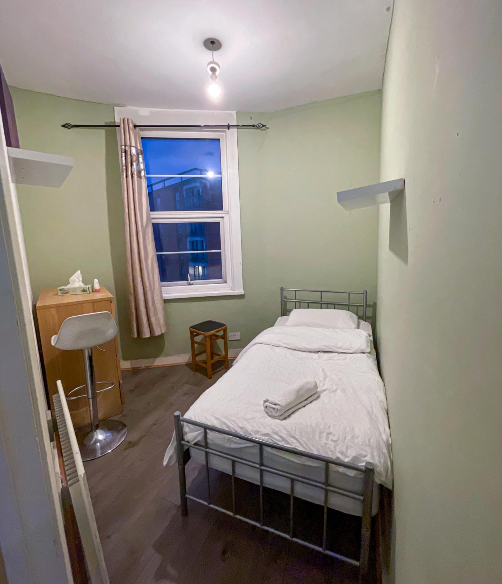At Kilburn, Seconds Away From Tube Station Londres